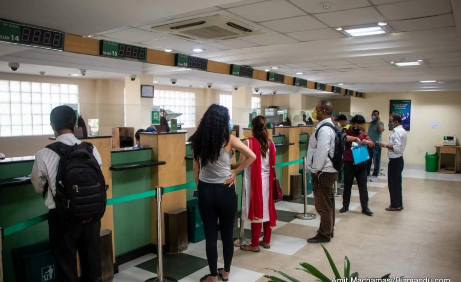 बैंक निक्षेपमा ऐतिहासिक पहिरो, १२१ अर्ब रुपैयाँले हरायो बैंकको निक्षेप, ऋण लगानी अझै ठप्प