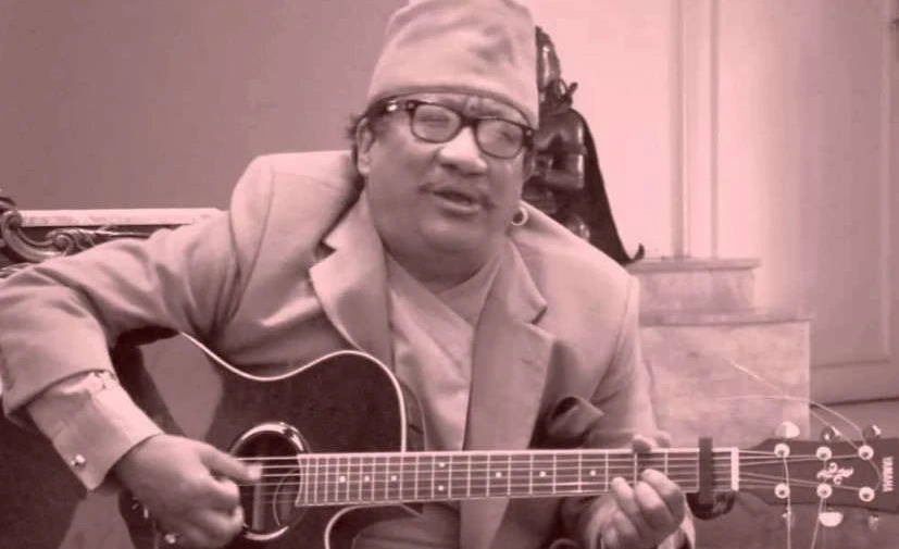 गायक योगेश्वेर अमात्यद्वारा एक  सय आठ तोला सुन दान