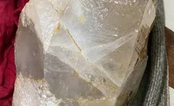 कुल भनेर पुज्दै आएको चम्कने ढुंगाको मूल्य करिब पचास  लाखको हाराहारी