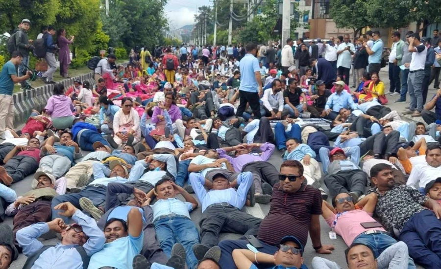 शिक्षकहरूद्वारा सडकमा सुतेर विरोध प्रदर्शन