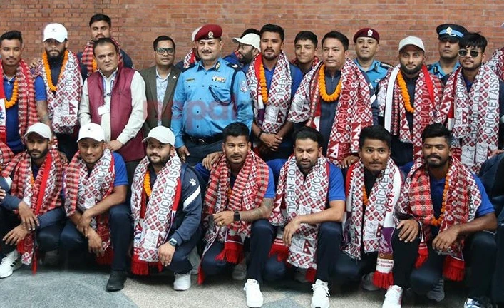 स्वदेश फर्केका क्रिकेट खेलाडीहरूलाई एयरपोर्टमा बाजागाजा सहित स्वागत
