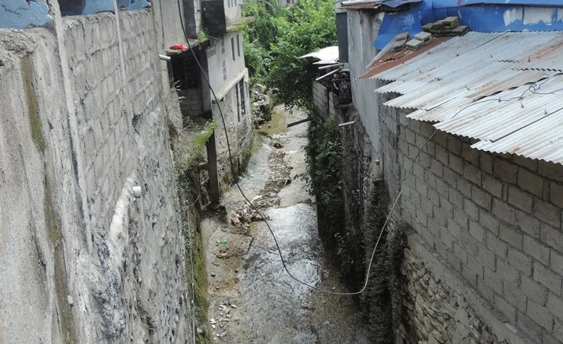 पोखराको फिर्केखोला मिचेर बनेका संरचना हटाउन महानगरको ३५ दिने सूचना