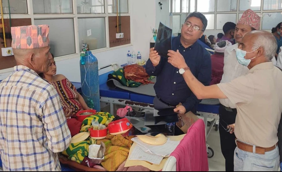 डा.गोविन्द केसी भेरी अस्पताल पुगेर भूकम्पबाट घाइतेको उपचारमा संलग्न