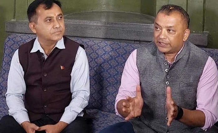 कांग्रेस महामन्त्रीद्वय गगन र  र विश्वप्रकाश  भूकम्प प्रभावित क्षेत्रमा