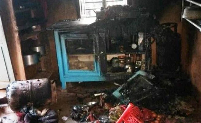वडाध्यक्ष दम्पतीलाई घर भित्र थुनेर आगजनी
