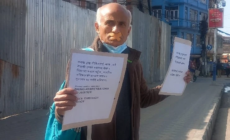निषेधित क्षेत्रमा प्रदर्शन गरेको भन्दै डा.गोविन्द केसीलाई अभद्र व्यवहार गर्दै प्रहरीद्वारा पक्राउ
