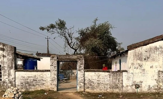 सिरहामा रहेको सरकारी ‘बर्थिङ सेन्टर' को हालत,वर्षामा हिलाम्मे, हिउँदमा धुलाम्मे