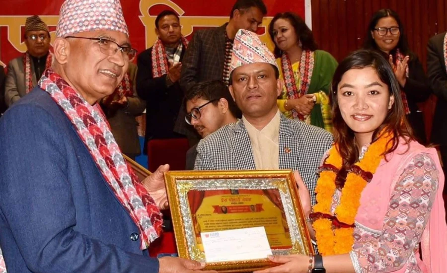 प्रेस चौतारीद्वारा ६जना पत्रकारहरू पुरस्कृत,पूर्वअर्थमन्त्री पौडेलद्वारा सम्मानपत्र र चेक हस्तान्तरण
