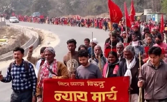 मिटरब्याज पीडितहरू धादिङको सिम्ले हुँदै उकालो लागेर काठमाण्डौ आउँदै