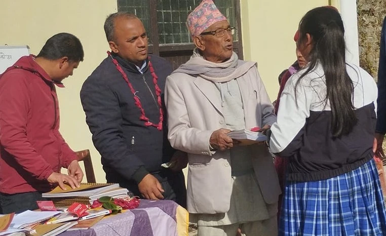शिक्षासेवी  प्रेमबहादुर कार्कीद्वारा अमर माविमा छात्रवृत्ति वितरण