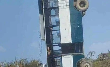 पोखरामा अचम्मको बस दुर्घटना,बस बिच सडकमा ठिङ्ग उभियो