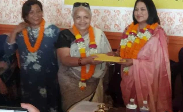 सामाजिक अभियन्ता डा.बिष्णुमाया परियारलाई 'कर्मयोगी बद्री पहाडी समाजसेवा पुरस्कार'हस्तान्तरण