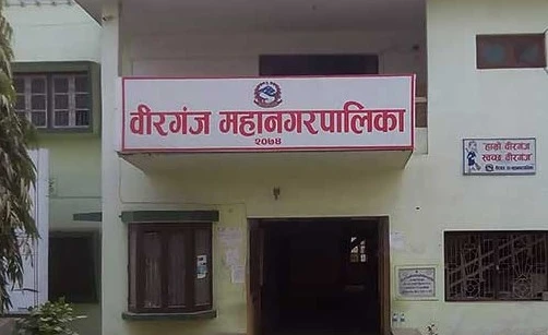 वीरगञ्ज महानगरले तीन वटा उद्योगको गेटमा फोहोर थुपारिदियो