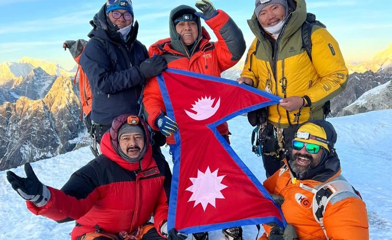 नेपाली कांग्रेसका महामन्त्री विश्वप्रकाश शर्माले गरे,लोबुचे हिमालको सफल आरोहण