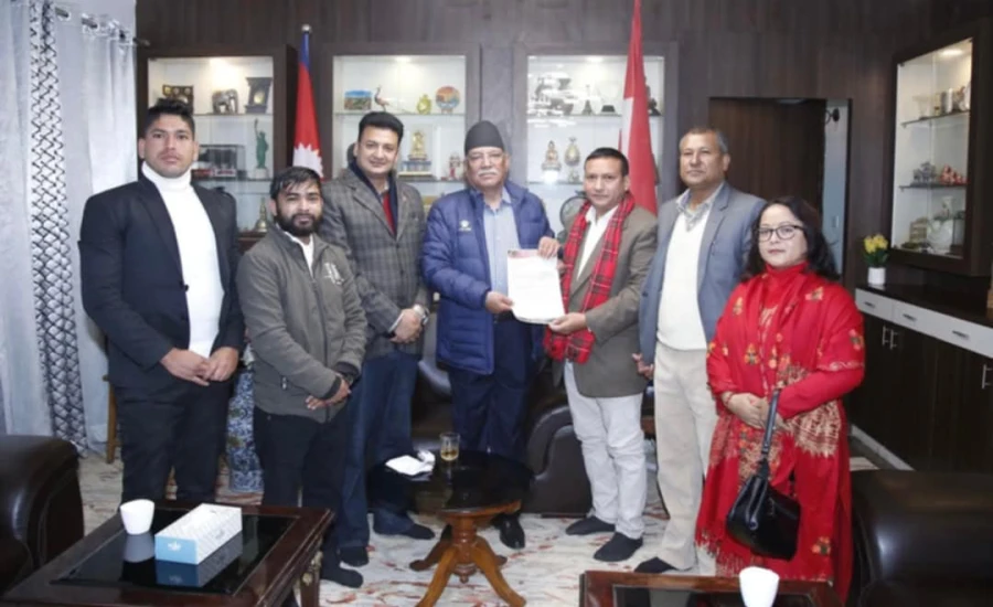 कास्ट वाच नेटवर्कका संयोजक डा.मित्र परियारसँग प्रचण्डले भने 'सरी'