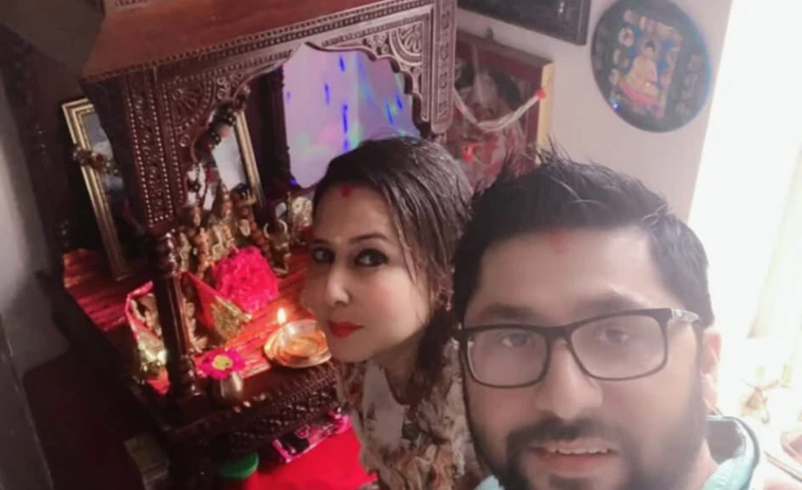 रवि लामिछाने पत्नी निकिताका साथ पूजापाठमा व्यस्त