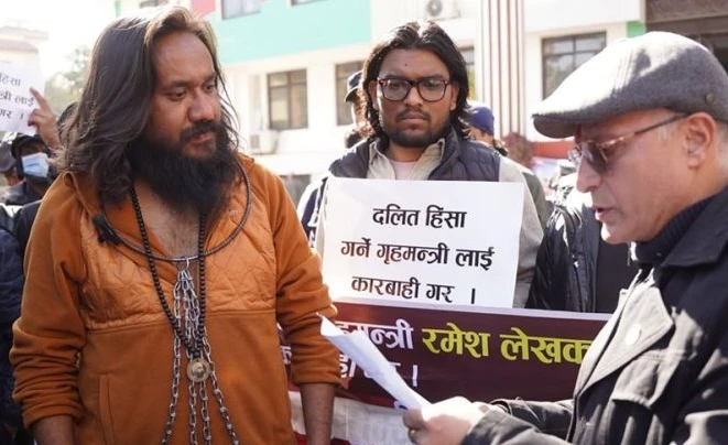 खगेन्द्र सुनारको नेतृत्वमा गृहमन्त्रीलाई कारबाहीको माग गर्दै कांग्रेस कार्यालय घेराउ