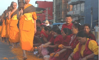 भैरहवामा धम्म यात्रा सम्पन्न, बाटोमा फूल छरेर भिक्षुको स्वागत