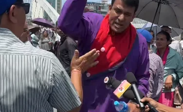 आन्दोलनरत शिक्षकहरूद्वारा अभियन्ता सनोज महतमाथि कुटपिट र दुर्व्यवहार