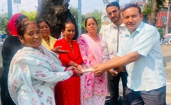 रुकुम हत्याकाण्डका पीडित परिवारलाई  CWN र पूर्व प्रम बाबुराम भट्टराईको आर्थिक सहयोग