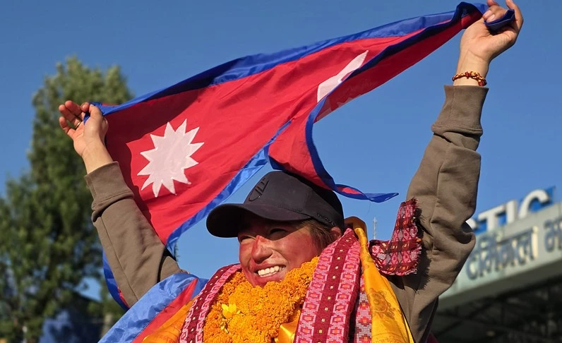  चर्चित डान्सर कविता नेपालीद्वारा सगरमाथाको सफल आरोहण