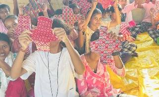 सेनेटरी प्याड बनाउन छात्रालाई तालिम
