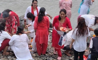कालीगण्डकी नदीमा स्नान गर्नेको घुइँचो