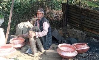 तामाका भाँडा बनाउने पेसा विस्थापनमा