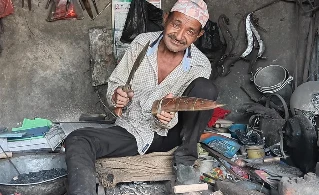 परम्परागत आरन पेशासँगै बाँचेका रामकुमार बराइली