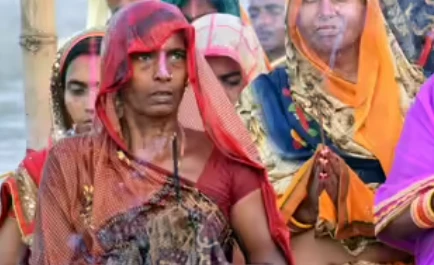 छठका बर्तालु बिहानै स्नान गरी निर्जल व्रतमा