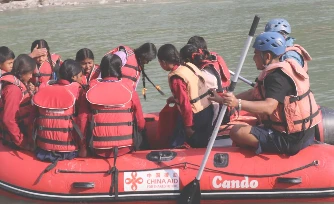 ज्यान जोखिममा राखेर विद्यालय पुग्छन् ढेबुवाका विद्यार्थी, सुनकोशीमा ‘रबरबोट’ को सहारा